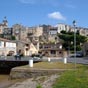 Ville basse de Bourg-sur-Gironde : beau lavoir du XIXème siècle au port.